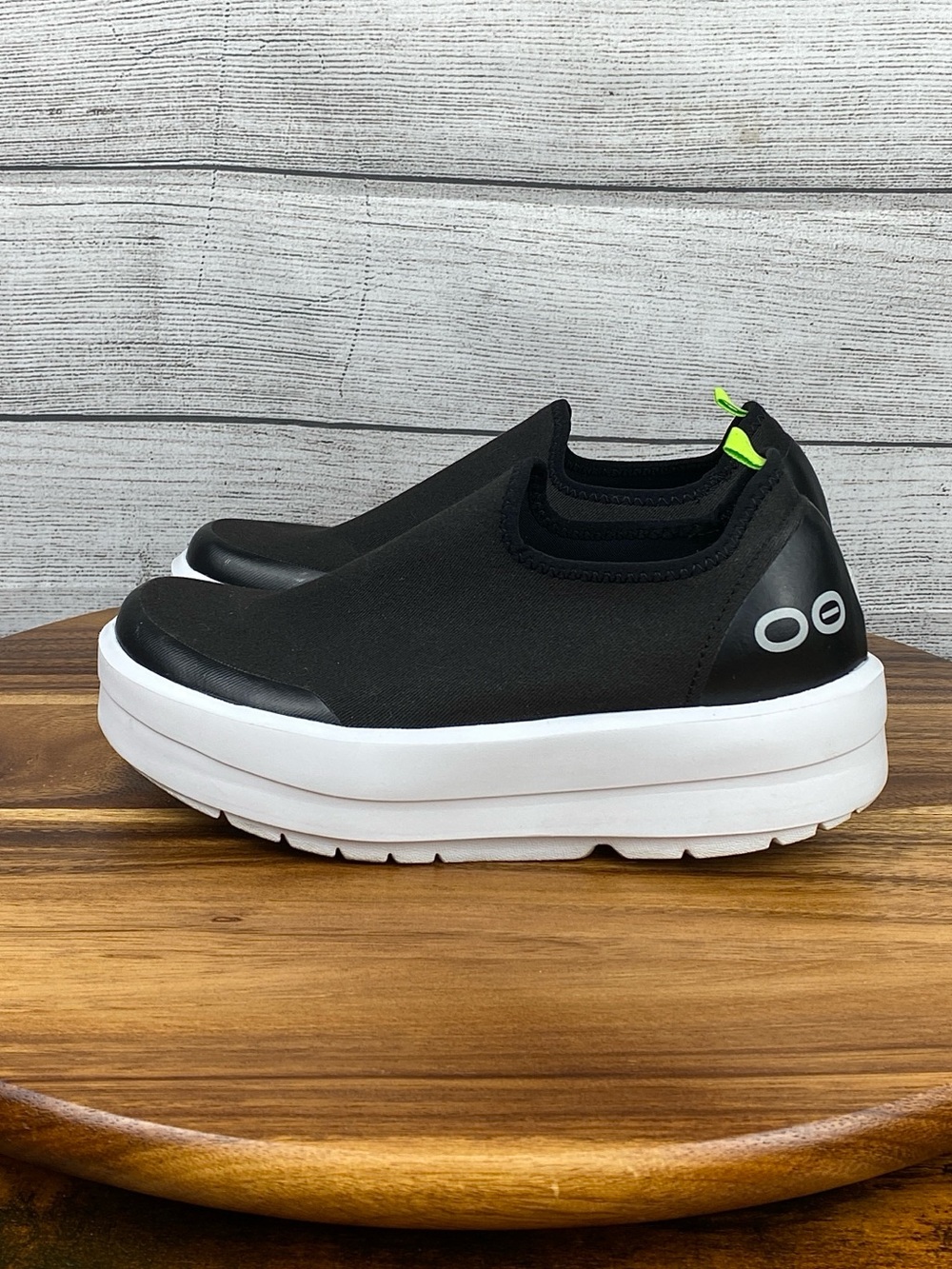 OOFOS OOmega eeZee Low Canvas Slip On Recovery Shoe Black White / Women’s Size 6